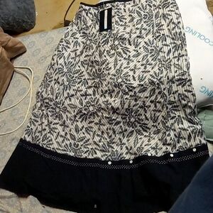 Cute black and white full skirt size 12 zipper in back